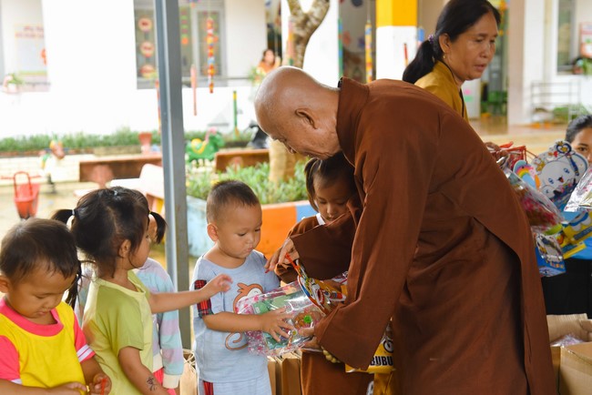 Ban Từ thiện: Tặng quà Trung Thu cho các em học sinh ở Đắk Som, Đăk Nông